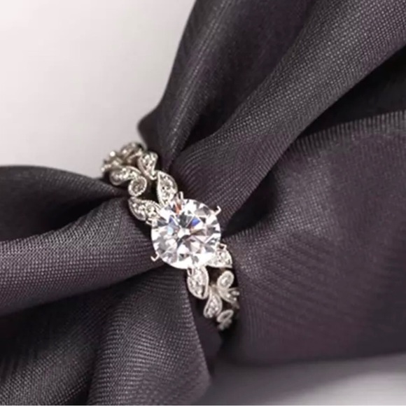 1.5 carat .925  silver ring. Sz 7 - Picture 3 of 10